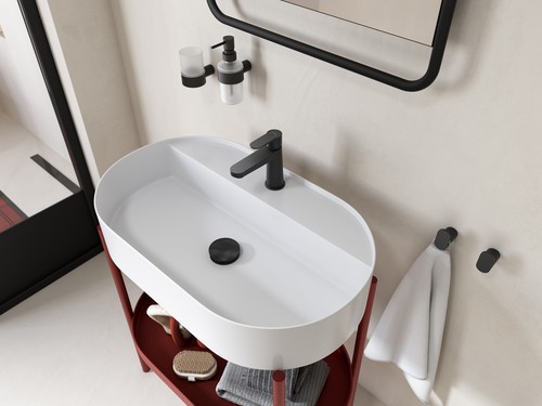 Minimalizm z charakterem: jak czarne akcenty zmieniają łazienkę